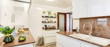 Køleskab, mikrobølgeovn, ovn, kogeplade