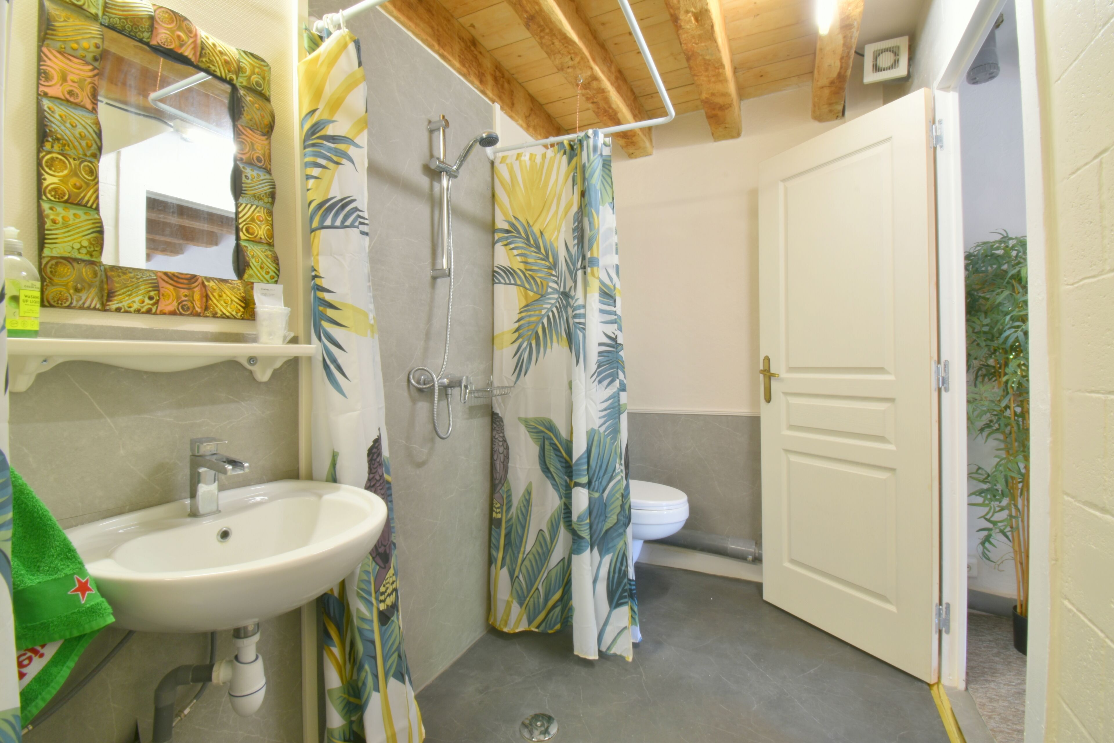Baignoire, articles de toilette gratuits, sèche-cheveux, papier toilette