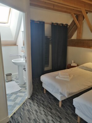 12 Schlafzimmer, Bügeleisen/Bügelbrett, Reisekinderbett