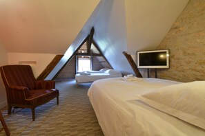 8 slaapkamers, een strijkplank/strijkijzer, reisbedje, gratis wifi