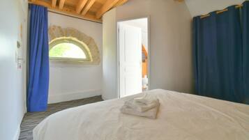 8 bedrooms, iron/ironing board, travel cot, free WiFi