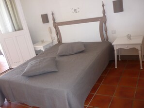 1 soverom, safe på rommet, strykejern/-brett og reiseseng for barn