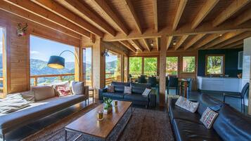 TV, lettore DVD, libri, impianto stereo