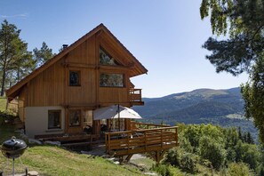 A wooden cabin with a balcony, a barbecue grill, and a scenic mountain view. - La Marcairie Grand Chalet - Spa Luxury 5 stars (Muhlbach-Sur-Munster)