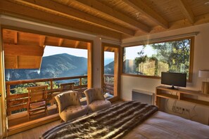 5 bedrooms, iron/ironing board, WiFi, bed sheets
