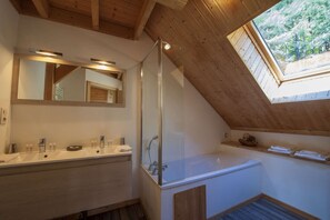 A bathroom with a large mirror, two sinks, a shower, and a bathtub. - La Marcairie Grand Chalet - Spa Luxury 5 stars (Muhlbach-Sur-Munster)