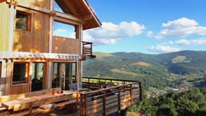 A wooden cabin with a balcony overlooking a valley. - La Marcairie Grand Chalet - Spa Luxury 5 stars (Muhlbach-Sur-Munster)