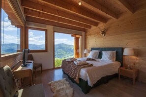 A wooden cabin bedroom with a bed, bedside tables, a desk, and a chair. - La Marcairie Grand Chalet - Spa Luxury 5 stars (Muhlbach-Sur-Munster)