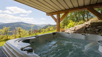 Tina de hidromasaje al aire libre