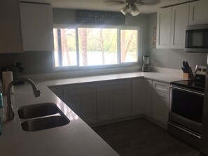 ثلاجة، ميكروويف، فرن، موقد طهي مسطح