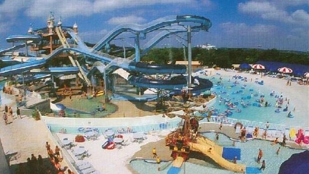 Ein Wasserpark mit mehreren Wasserrutschen und einem großen Schwimmbereich.