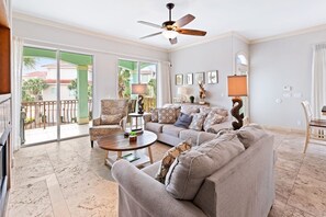 Flachbildfernseher, DVD-Player, Tischfußball, Bücher