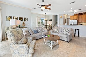 Flachbildfernseher, DVD-Player, Tischfußball, Bücher