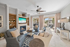 Una televisión de pantalla plana, un reproductor de DVD, un futbolín