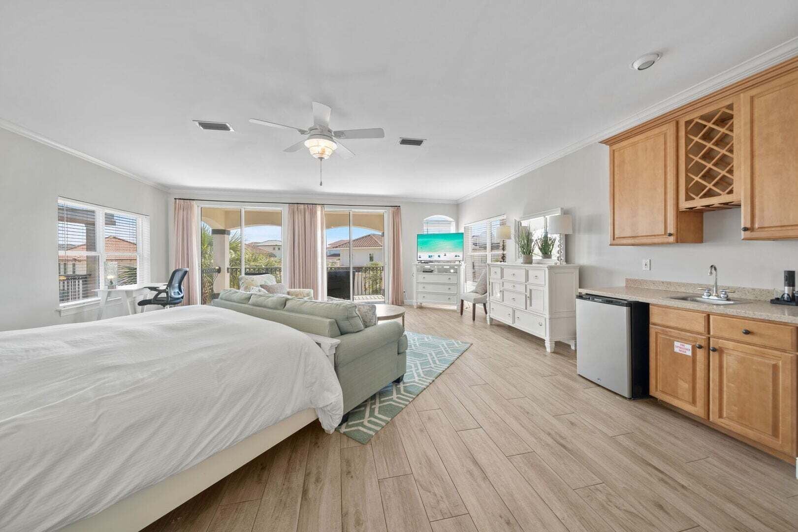 4 habitaciones, tabla de planchar con plancha y cuna de viaje 