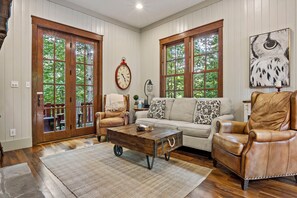 Flat-screen TV, fireplace, stereo