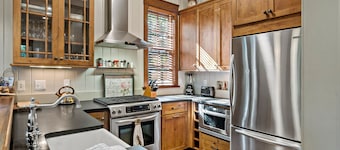 Owl's Nest - 2/2.5, Luxurious, Pet Friendly Home