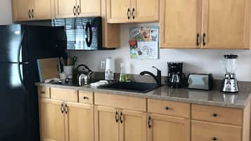 Réfrigérateur, micro-ondes, plaque de cuisson, cafetiÚre/bouilloire