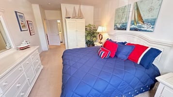 Escritorio, tabla de planchar con plancha, wifi y ropa de cama