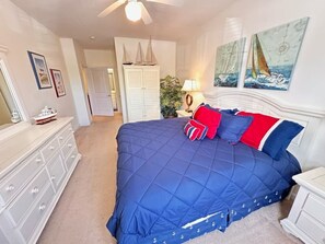 Een bureau, een strijkplank/strijkijzer, wifi, beddengoed