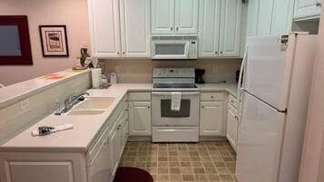 Kylskåp, mikrovågsugn, ugn och spishäll