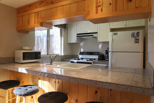 Fridge, microwave, stovetop, dishwasher