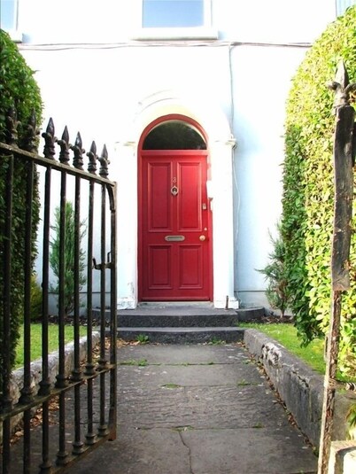 Intl Townhouse Apt on The Crescent: perfect for walking everywhere!
