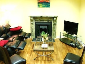 Smart TV, chimenea, reproductor de DVD, biblioteca de música