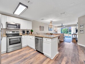 冷蔵庫、電子レンジ、オーブン、コンロ