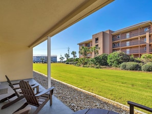 Terrace/patio - Free Amenities, Gulf-view! Private Beach! Pool! Ciboney 1009! (Destin)
