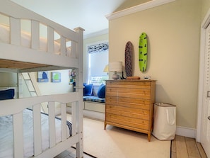 4 chambres, surmatelas, bureau, fer et planche à repasser