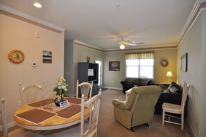 Een flatscreentelevisie en een dvd-speler