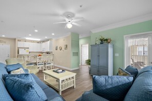 Een flatscreentelevisie en een dvd-speler