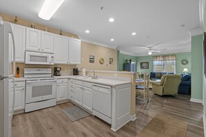 Een koelkast, een magnetron, een oven, een kookplaat