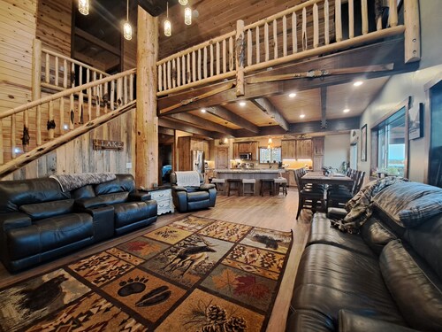 Yellowstone 6 Bed  6 Baths+ 2 Bedroom Apartment Optional, HOT TUB,  Sleeps 25