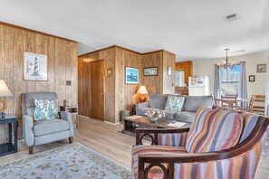 TV, DVD player, books - Statehouse: Oceanview beach cottage in East Beach (Oak Island)