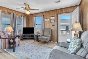 TV, DVD player, books - Statehouse: Oceanview beach cottage in East Beach (Oak Island)
