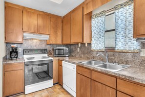 Dishwasher, coffee/tea maker, cookware/dishes/utensils - Statehouse: Oceanview beach cottage in East Beach (Oak Island)