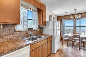 Dishwasher, coffee/tea maker, cookware/dishes/utensils - Statehouse: Oceanview beach cottage in East Beach (Oak Island)