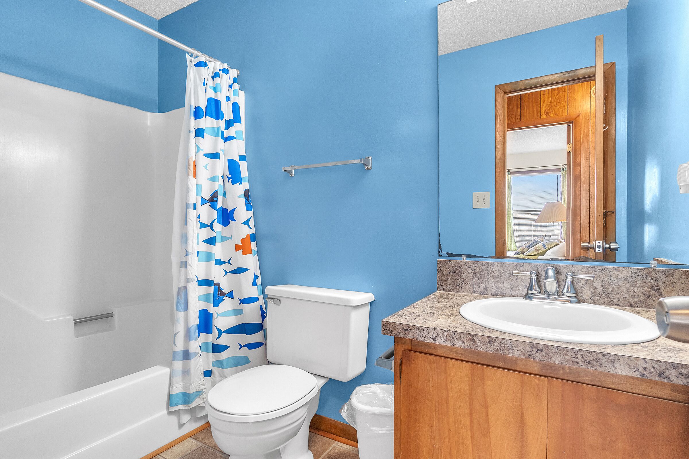 Une salle de bain avec une baignoire, des toilettes et un lavabo.