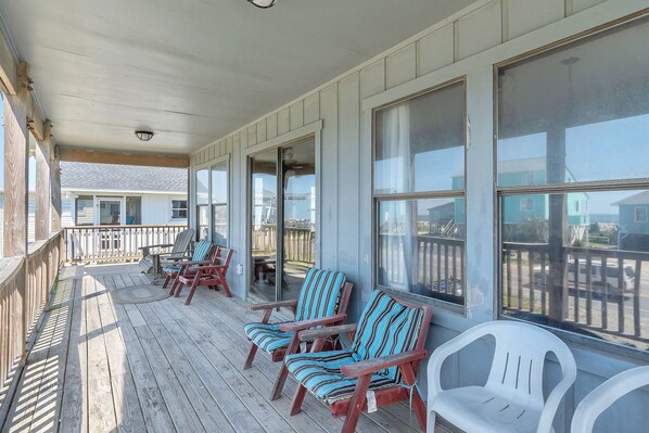 Terrace/patio - Statehouse: Oceanview beach cottage in East Beach (Oak Island)