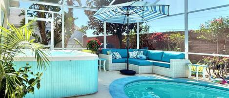 Piscine extérieure, piscine chauffée, parasols de plage