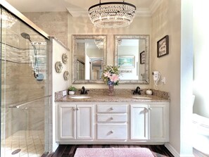 シャワー付き浴槽、ヘアドライヤー、タオル、石鹸