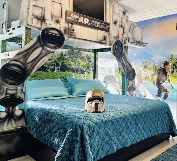 8 bedrooms, iron/ironing board, free WiFi, bed sheets - BEST HOUSE! StarWars Theater, HarryPotter, Princess, Pirates!!! Disney 8-10 min! (Kissimmee)