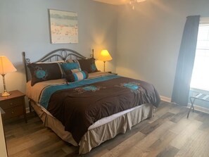 Skrivbord, strykjärn/strykbräda, wi-fi och sängkläder