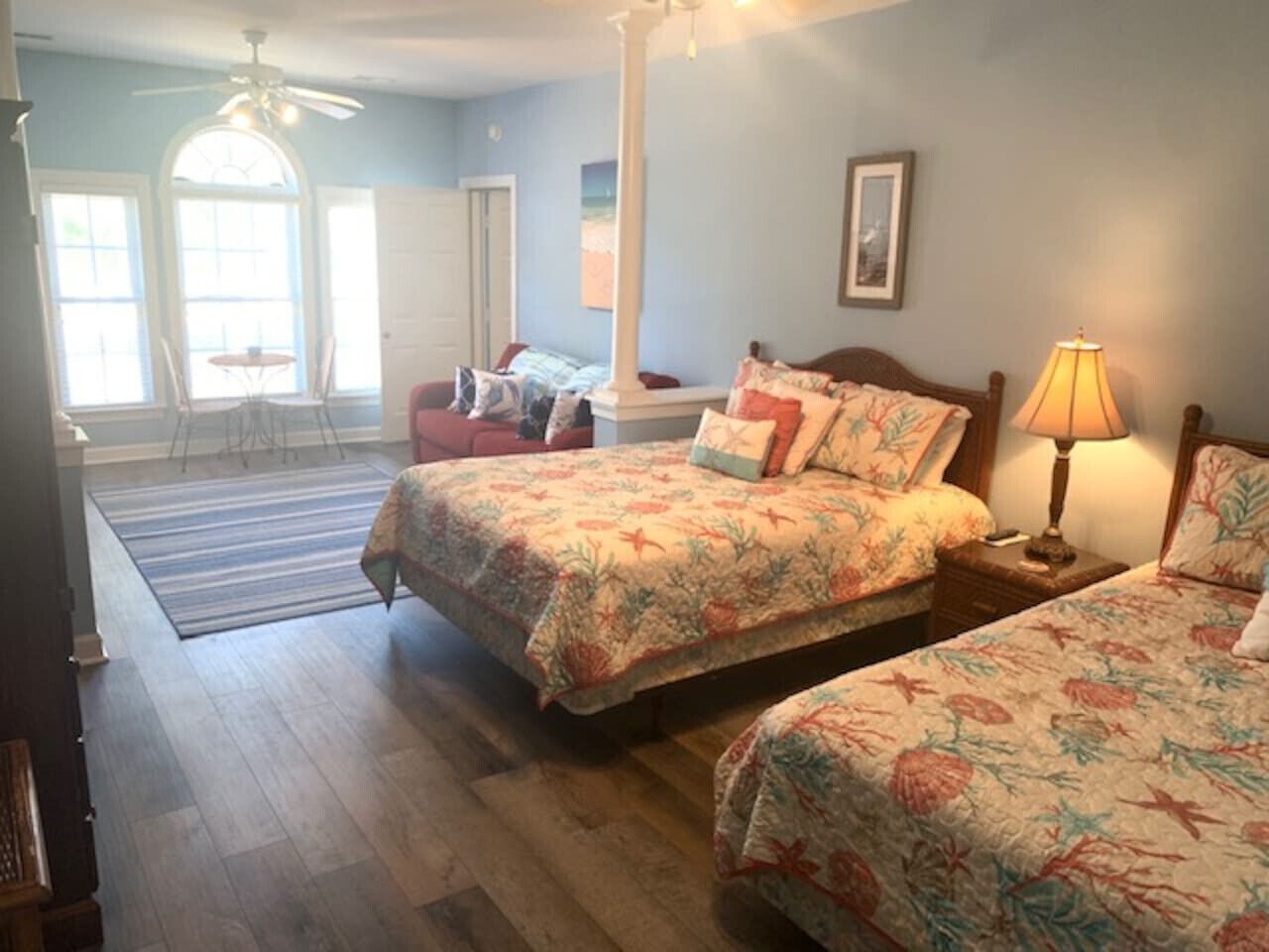 Skrivebord, strygejern/strygebræt, Wi-Fi, sengetøj