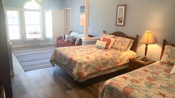 Skrivebord, strygejern/strygebræt, Wi-Fi, sengetøj