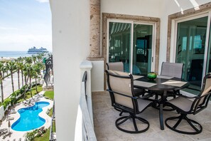 Outdoor dining - Penthouse Condo w/Rooftop Deck & Hot Tub. Walk to Beach & Downtown Cabo! (Cabo San Lucas)