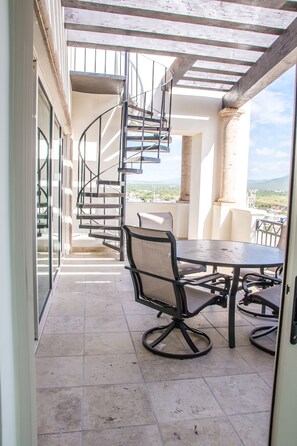 Outdoor dining - Penthouse Condo w/Rooftop Deck & Hot Tub. Walk to Beach & Downtown Cabo! (Cabo San Lucas)