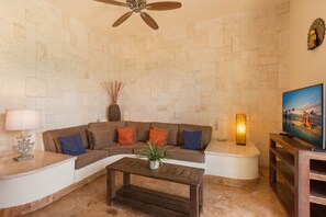 Smart TV, lettore DVD, libri, videoteca